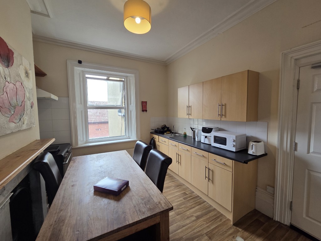 Lot: 166 - LAWFUL ESTABLISHED 8-BEDROOM HMO PRODUCING JUST UNDER £70,000 PER ANNUM - First floor communal kitchen